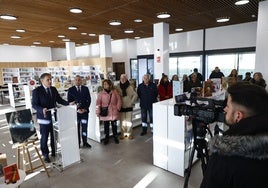 El alcalde, Carlos García, y el concejal de Cultura, Luis Sánchez, este martes en la biblioteca.