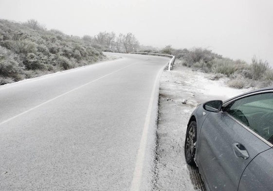 Carretera a La Covatilla cubierta con una fina capa de nieve.