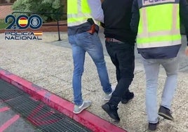 La Policía Nacional con uno de los detenidos en la operación.