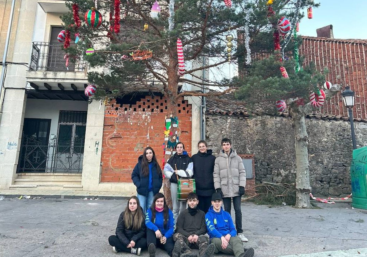 Linares de Riofrío recibe la Navidad con el árbol de los quintos