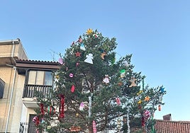 Los quintos junto al pino adornado en la Plaza Mayor de Linares