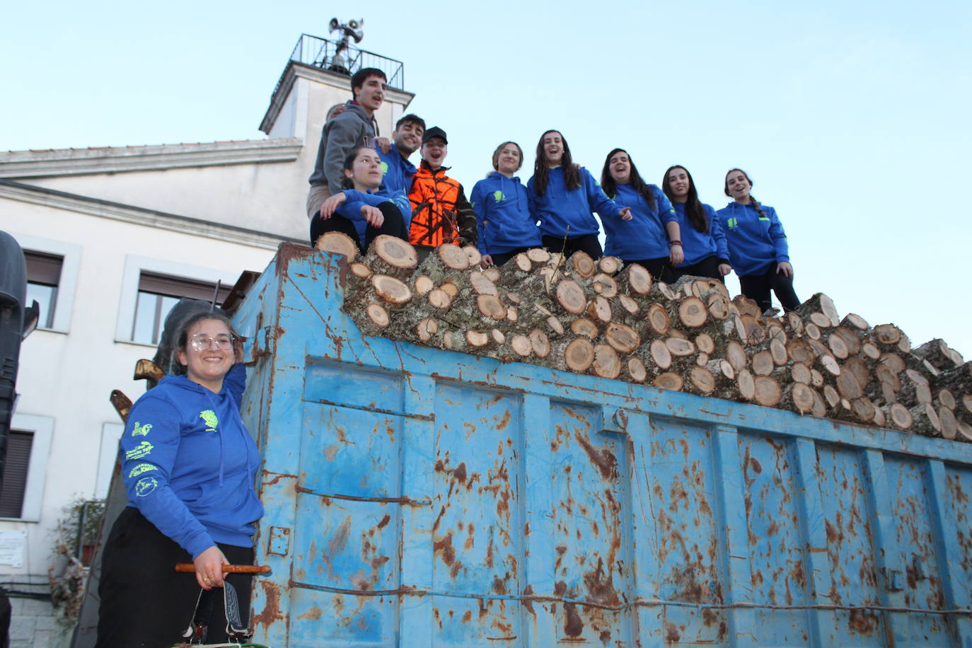 Linares de Riofrío recibe la Navidad con el árbol de los quintos