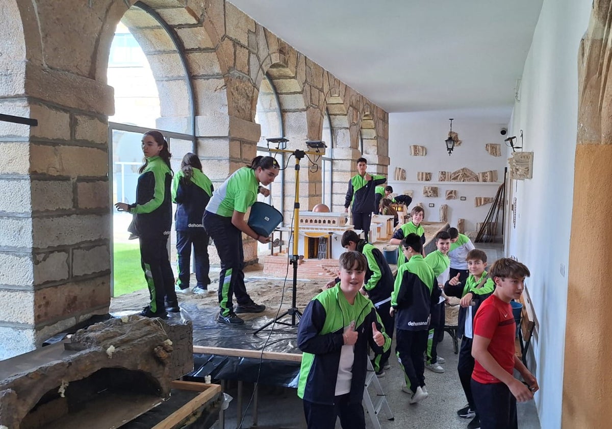 Imagen principal - Así es el gigantesco belén de los Padres Reparadores de Alba de Tormes con 83 metros cuadrados
