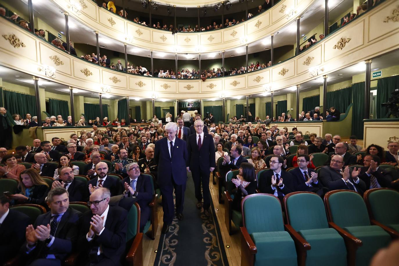 Godofredo García, Sayagués y Aviva recogen las Medallas de Oro