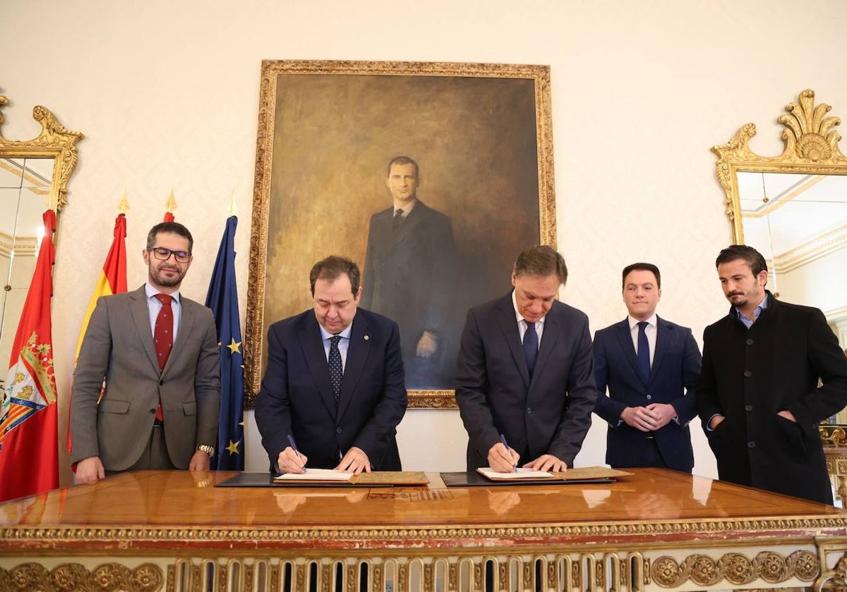 Emilio Checa, Benjamín Crespo, Carlos García Carbayo, Pedro Martínez y Antonio Rollán, este viernes en la firma del convenio en el Ayuntamiento.