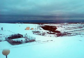 Imagen de la nevada caída esta madrugada en la estación de La Covatilla de Béjar.