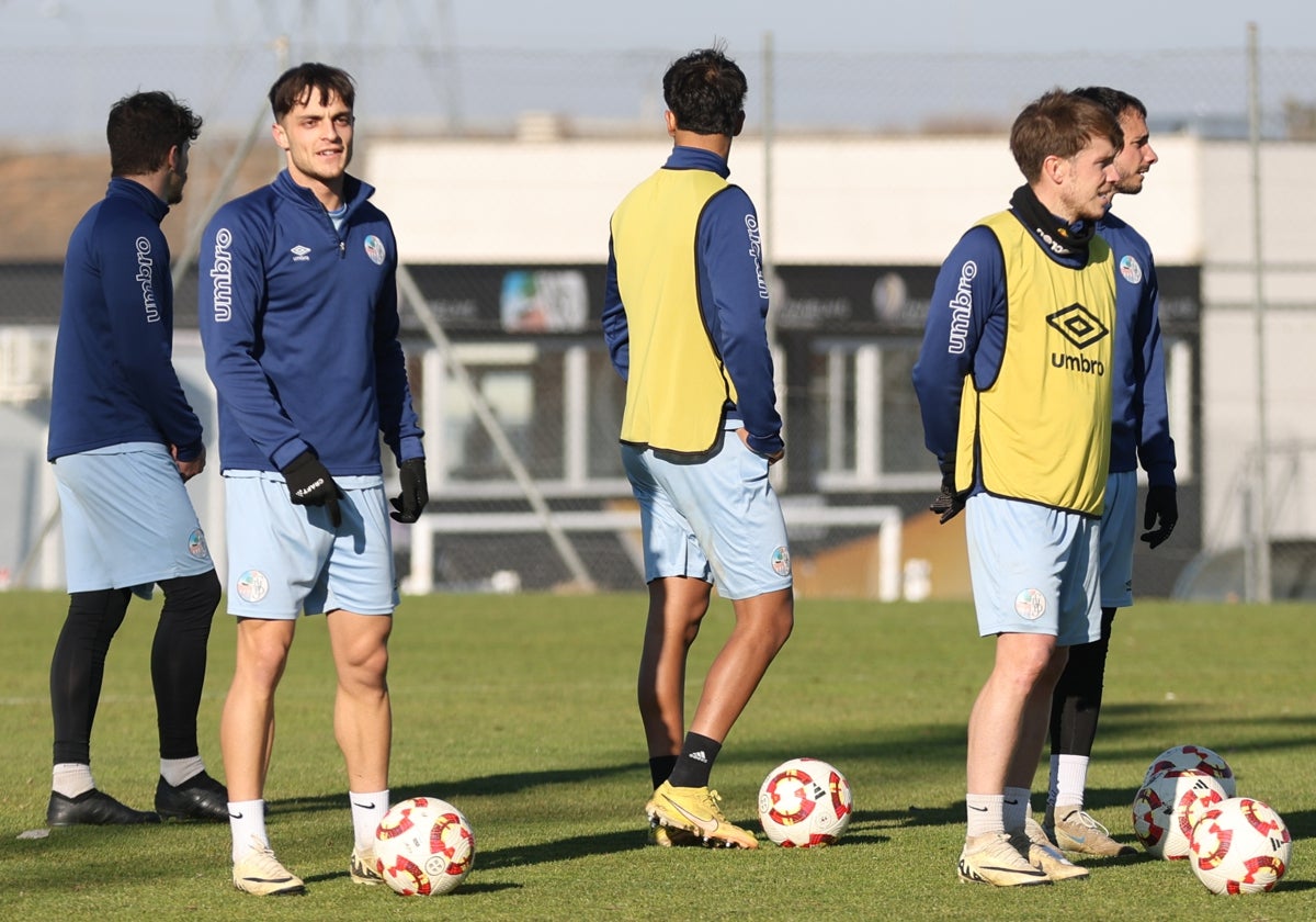 Los jugadores del Salamanca UDS se ejercitan en la sesión de este viernes.