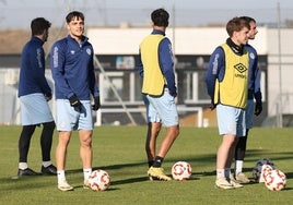 Los jugadores del Salamanca UDS se ejercitan en la sesión de este viernes.