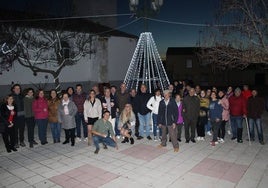 Los vecinos junto al árbol iluminado en el que colgaron sus deseos