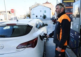 Repostaje de un vehículo en una gasolinera salmantina.