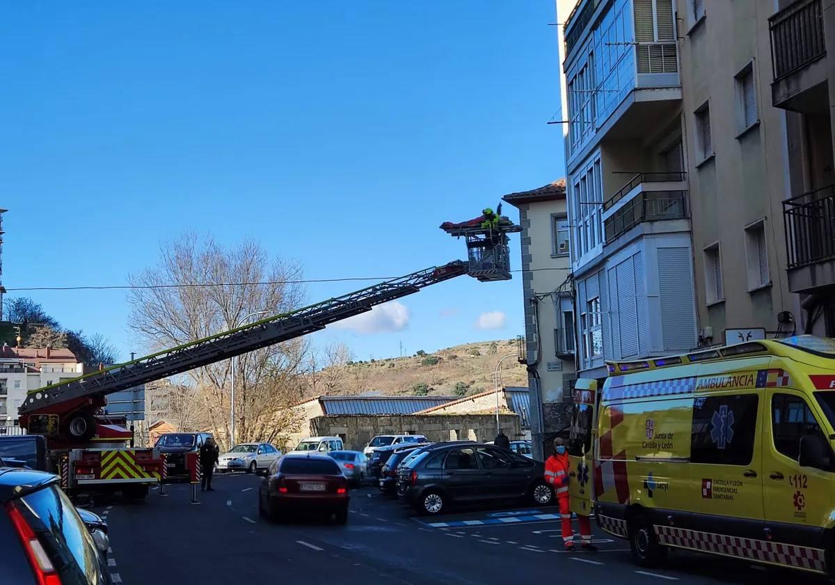 Los Bomberos de la Diputación y una ambulancia del Sacyl en el lugar de los hechos.