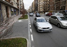 Parterres y aceras de mayor anchura construidos en la reforma del paseo de Canalejas, en la que se eliminaron numerosas plazas de estacionamiento.