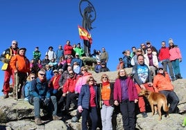 Los montañeros, tras colocar el belén en el pico Alaiz