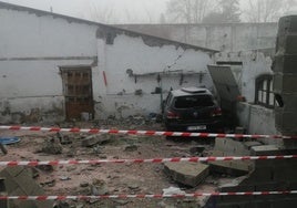 El turismo en el interior del inmueble acordonado en la carretera de Aldealengua.