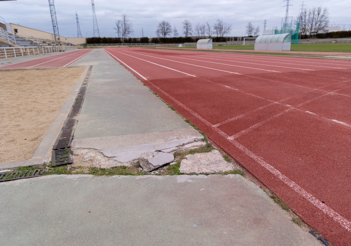 Pavimento deteriorado junto al tartán de Las Pistas.