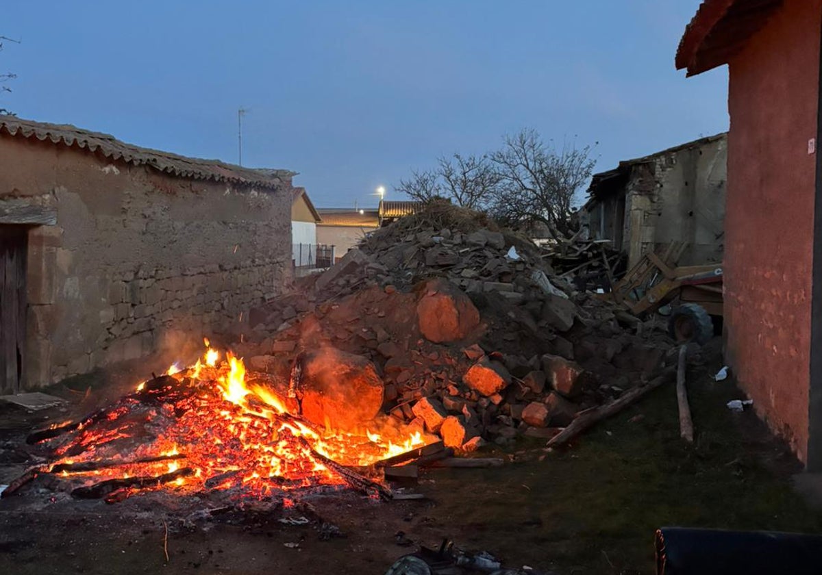 Los restos de madera calcinados de la vivienda derrumbada en La Vellés.