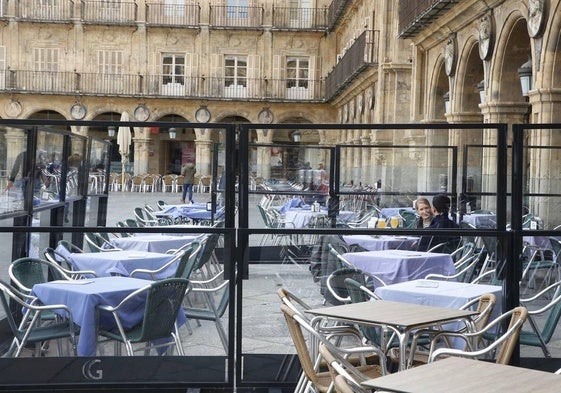 Cortavientos instalados en un negocio de la Plaza Mayor.