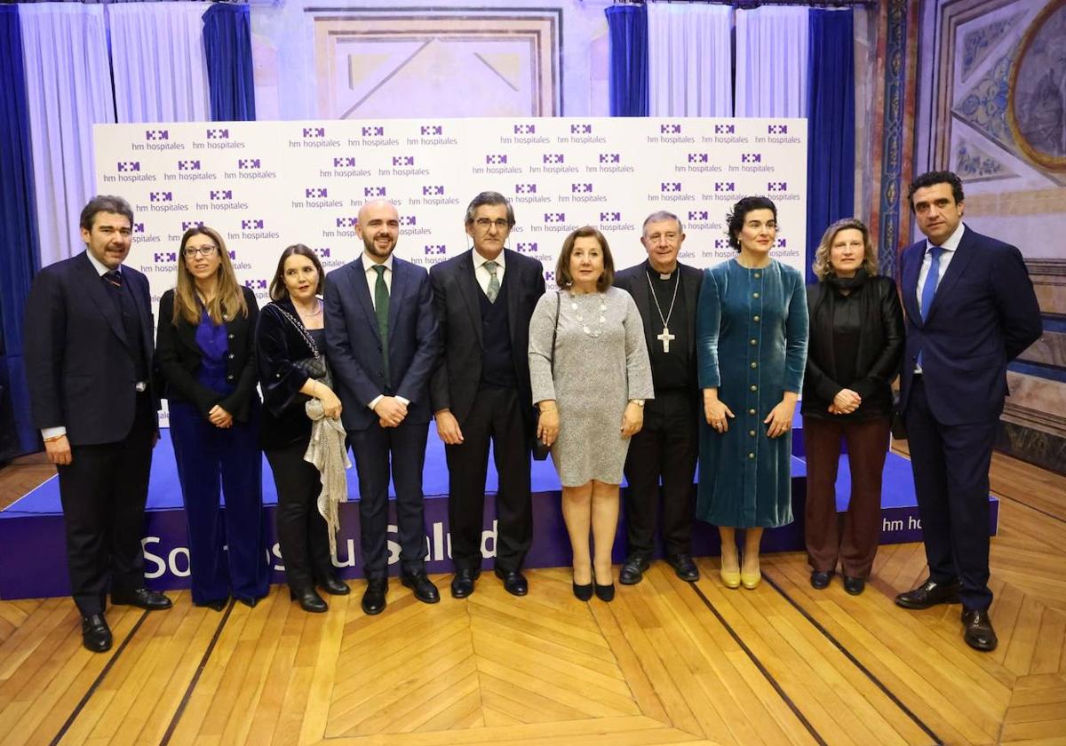 Foto de familia de autoridades y responsables del grupo HM Hospitales.