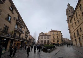 Vista del casco histórico de la ciudad de Salamana ca bajo una capa de niebla este lunes.