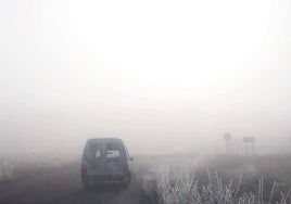 Un vehículo circula por Salamanca bajo una intensa niebla.