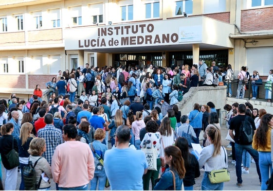 Aspirantes a la puerta del instituto Lucía de Medrano en las oposiciones de Educación de junio de 2024