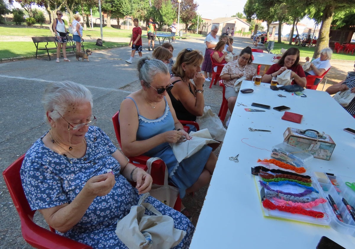 Mujeres participando en un taller de bordados populares en Palaciosrubios.