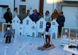 El grupo que se ha encargado de dar forma a la villa nabera, junto a su creación en plena Plaza Mayor de Endrinal