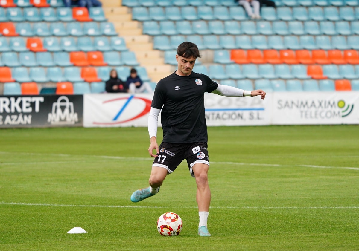 Jesús Ares calentando antes de un choque en el estadio Helmántico.