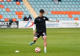 Jesús Ares calentando antes de un choque en el estadio Helmántico.