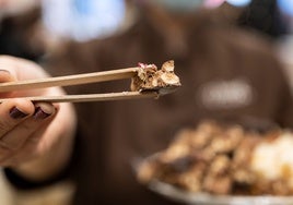 Un trozo de turrón navideño en una cena familiar.