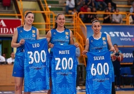 Leo Rodríguez junto a Cazorla y Silvia en el homenaje por sus 300 partidos en el club.