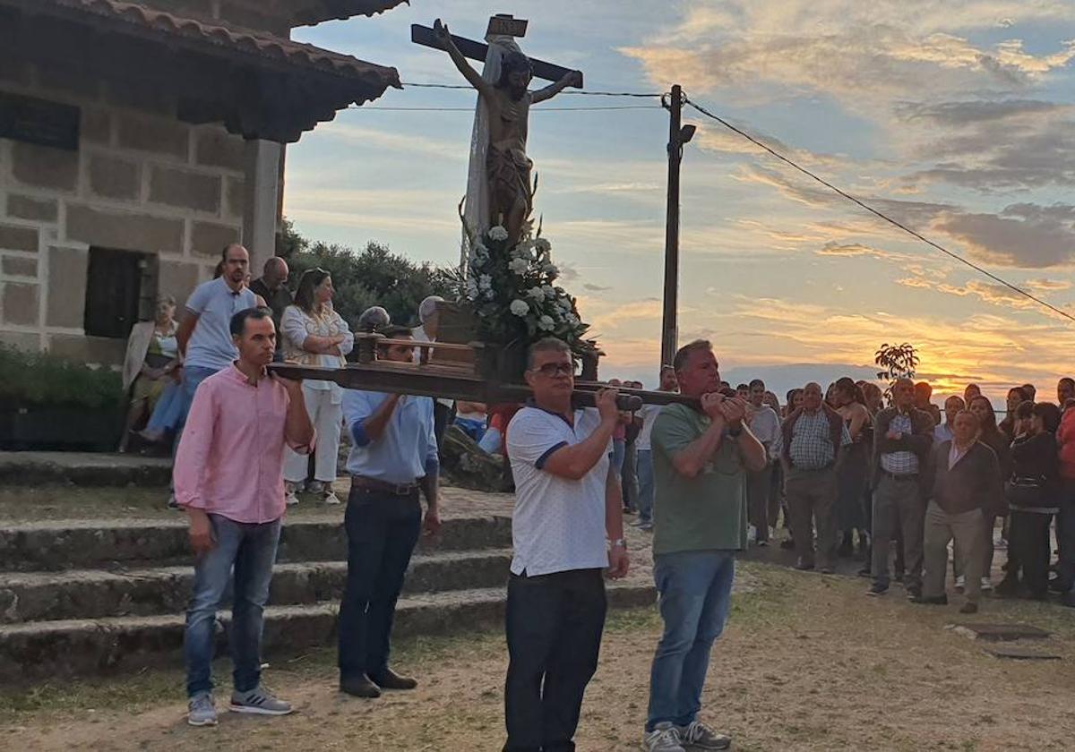 Todavía hot veneran al cristo que desesperó a los franceses.