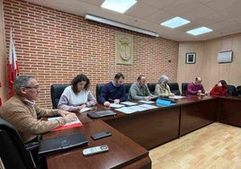 Ediles reunidos en sesión ordinaria de pleno en Macotera.