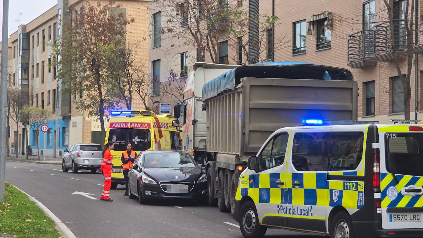 Imagen secundaria 1 - Aparatosa colisión entre un turismo y un camión en Jesús Arambarri