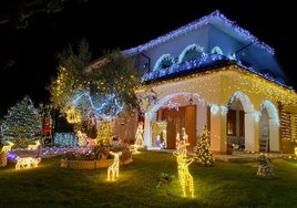 La casa de Mario Fucile, decorada con un espectacular alumbrado navideño, ubicada en Santiago de la Puebla.