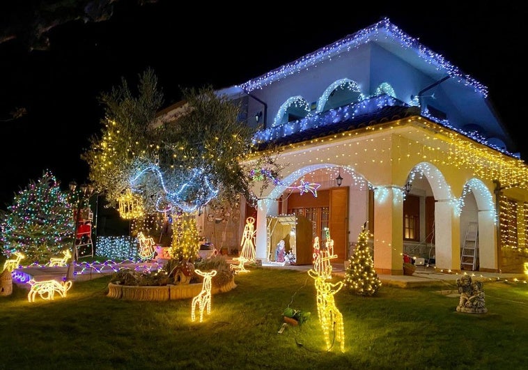 La casa de Mario Fucile, decorada con un espectacular alumbrado navideño, ubicada en Santiago de la Puebla.