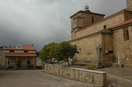 Iglesia de esta localidad salmantina con la leyenda del pozo en San Juan.