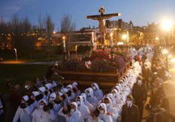 Imagen del Cristo del Amor y la Paz en procesión.