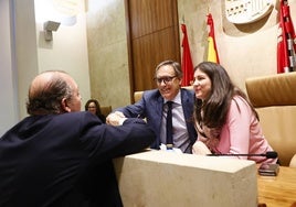 El concejal de Vox, Ignacio Rivas, felicita las fiestas al alcalde, Carlos García Carbayo, y a la segunda teniente de alcalde, Miryam Rodríguez.