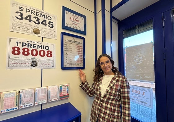 Carmen Santiago en su administración de lotería en Peñaranda de Bracamonte.