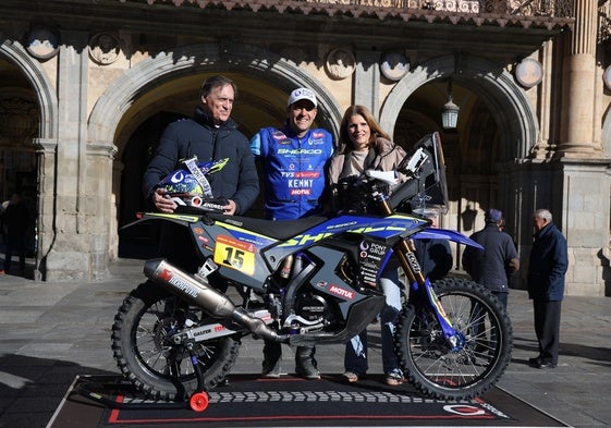 Carlos García Carbayo, Lorenzo Santolino y Almudena Parres, en la Plaza Mayor.