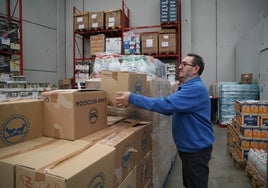 Un voluntario trabajando en el Banco de Alimentos.