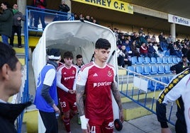 Los jugadores del Nástic saliendo del túnel de vestuarios, con Óscar Sanz al frente.