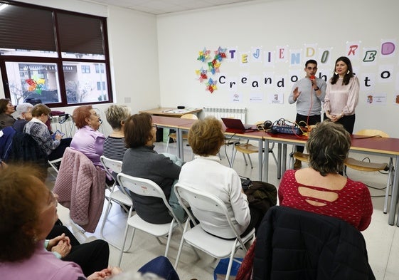 Daniel Luis, técnico y pedagogo de la asociación Colectivo Khora y la concejala de Familia e Igualdad de Oportunidades, Miryam Rodríguez durante la exposición del proyecto 'Tejiendo redes: creando historia'.