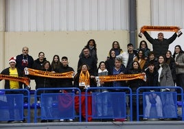 Aficionados del BM Salamanca arroparon al equipo en su partido en Villares.