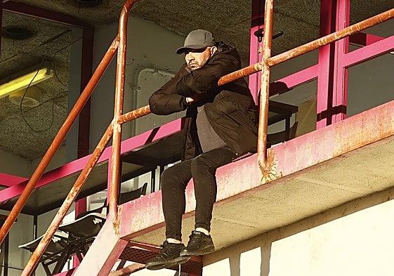 Jehu Chiapas, siguiendo el encuentro desde la parte alta de Preferencia.