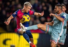 Olmo y Koke disputan un balón.