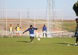 Martín Galván dispara a portería en un entrenamiento de hace unos días.