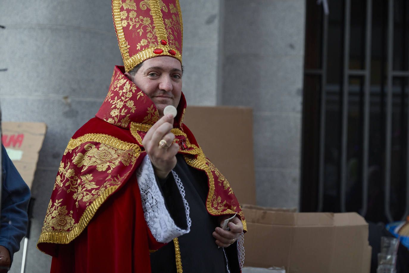 Un gato negro, el &#039;Papa de la Lotería&#039; y la mítica Manoli: las mejores imágenes del sorteo de Navidad 2024: &quot;¡A por el Gordo!&quot;