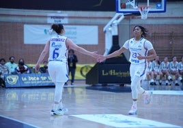 Silvia Domínguez y Arica Carter, en el partido de este domingo en Alcantarilla.